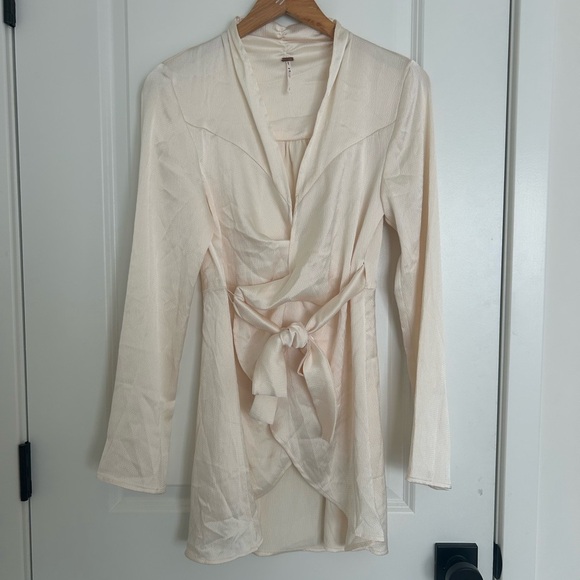 Free People Cream Wrap Long Sleeve Front Tie Blouse Small - Picture 2 of 5